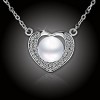 Něžný perlový náhrdelník s nádechem romantiky s velkou perlou uprostřed. Celé srdce je bohatě vykládané třpytivými krystalky. Náhrdelník je precizně vykládaný broušenými kubickými zirkony švýcarské kvality AAA+, na povrchu je potažen drahým platinovým kovem – rhodiem.