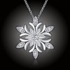 Nádherný šperk vykládaný třpytivými krystaly evokující kouzelnou zimní nostalgii pohladí na duši a krásně rozzáří dekolt. Přívěsek je rafinovaně navlečen přímo na řetízku.