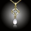 Původní cena 849,- Kč Pohádkově krásný perlový náhrdelník pro ženu s vybraným vkusem, kterému dominuje perla v luxusním závěsu bohatě vykládaném třpytivými krystalky. Náhrdelník je precizně vykládaný broušenými kubickými zirkony švýcarské kvality AAA+, na povrchu je potažen drahým  kovem – 18K zlatem. Na tento produkt se již nevztahuje další sleva.