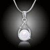 Původní cena 849,- Kč Okouzlující elegantní perlový náhrdelník, kterému dominuje velká perla, z vás rázem vykouzlí pravou dámu. Přívěsek ve tvaru kapky je bohatě vykládaný třpytivými krystalky Cubic zirconia  švýcarské kvality AAA+, na povrchu je potažen drahým platinovým kovem – rhodiem. Odstín perly – bílá s duhovými perleťovými odlesky. Na tento produkt se již nevztahuje další sleva.