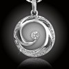 Originálním amuletem, který nádherně ozdobí váš dekolt, určitě zaujmete každého kolemjdoucího. Tento atraktivní šperk se třpytem diamantů je vhodný jako skvělý dárek nebo jím můžete potěšit sama sebe. Elegantní šperk je osázen třpytivými krystaly z řady Swarovski Elements a potažen platinovým kovem rhodiem. 