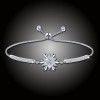 Luxusní jemný náramek bohatě zdobený krystaly s diamantovým brusem nádherně ozdobí každou něžnou ručku. Díky důmyslnému mechanismu je možné náramek jednoduše přizpůsobit velikosti zápěstí. Náramek je vykládán třpytivými krystaly Cubic Zirconia švýcarské kvality AAA+ a vyroben ze šperkařského kovu potaženého drahým platinovým kovem - rhodiem.