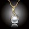 Velmi elegantní perlový náhrdelník módního vzhledu, kterému dominuje velká perla. Přívěsek ve tvaru mořské vlnky je bohatě vykládaný třpytivými krystalky Cubic Zirconia kvality AAA+, na povrchu je potažen drahým kovem – 18K zlatem. Odstín perly – bílá s duhovými perleťovými odlesky. Perla má skleněné jádro s vrstvou pravé perleti na povrchu. Spolu se stejnojmennými náušnicemi tvoří krásný set.