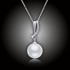 Krásný perlový náhrdelník, kterému dominuje velká perla v závěsu vykládaném třpytivými krystaly diamantového brusu. Spolu se stejnojmennými náušnicemi z této kolekce vytvoří dokonalý set. Náhrdelník je precizně vykládaný broušenými kubickými zirkony švýcarské kvality AAA+, na povrchu je potažen drahým platinovým kovem – rhodiem.