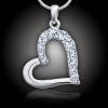 Krásné srdce vykládané čirými krystaly Swarovski®, které na světle září jako pravé diamanty. Šperk je potažen cenným platinovým kovem (rhodiem), díky této úpravě nečerná a velmi dlouho si udrží krásný lesk a svůdnou barvu bílého zlata. Vyroben je ze šperkařské slitiny bez obsahu alergenních látek.