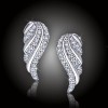 Okouzlující atraktivní náušničky zdobené čirými krystalky diamantového brusu zvýrazní půvab každé ženy či dívky. Náušnice jsou vykládány precizně broušenými kubickými zirkony švýcarské kvality AAA+. Povrchová úprava drahým platinovým kovem – rhodiem.