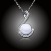 Nádherný elegantní perlový náhrdelník módního vzhledu, kterému dominuje velká perla. Přívěsek ve tvaru mořské vlnky je bohatě vykládaný třpytivými krystalky Cubic Zirconia švýcarské kvality AAA+, na povrchu je potažen drahým platinovým kovem – rhodiem. Odstín perly – bílá s duhovými perleťovými odlesky. Perla má skleněné jádro s vrstvou pravé perleti na povrchu.