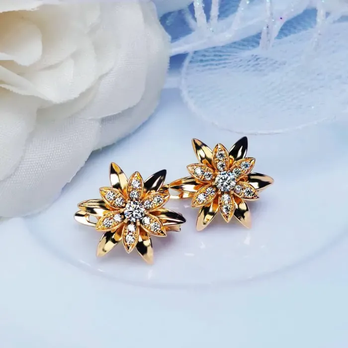 Květinové náušnice La Diamantina Lilianna Gold se zirkony, zlatavý lesk a jiskřivé kamínky