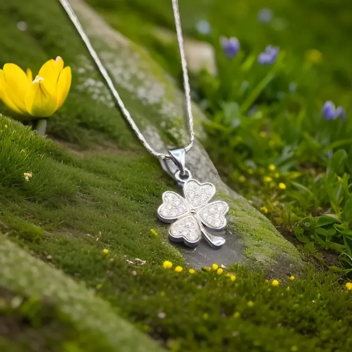 Náhrdelník Něžný čtyřlístek pro štěstí s krystaly Swarovski®