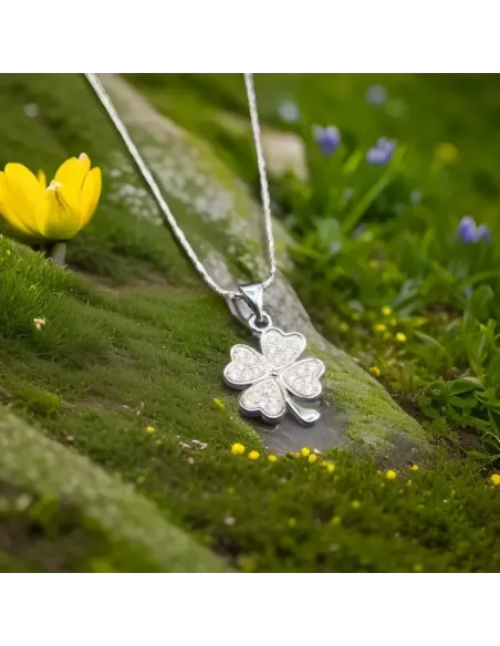 Náhrdelník Něžný čtyřlístek pro štěstí s krystaly Swarovski®