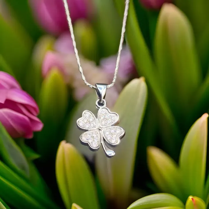 Náhrdelník Něžný čtyřlístek pro štěstí s krystaly Swarovski®