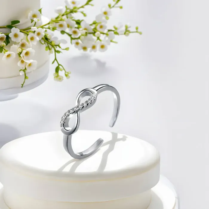 Stříbrný prsten Infinity se zirkony