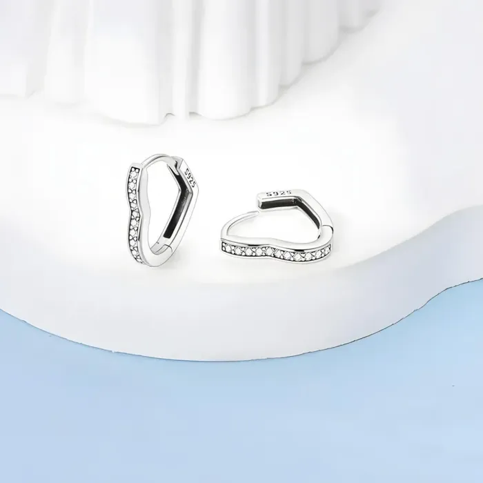 Stříbrné náušnice Třpytivé srdce s čirými zirkony