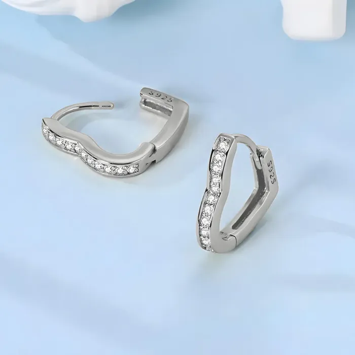 Stříbrné náušnice Třpytivé srdce s čirými zirkony