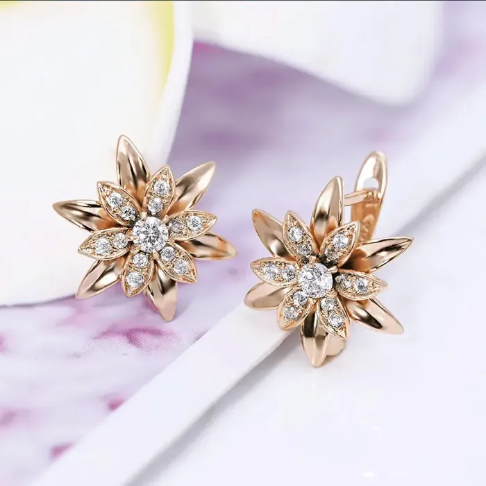 Květinové náušnice La Diamantina Lilianna Gold se zirkony, zlatavý lesk a jiskřivé kamínky