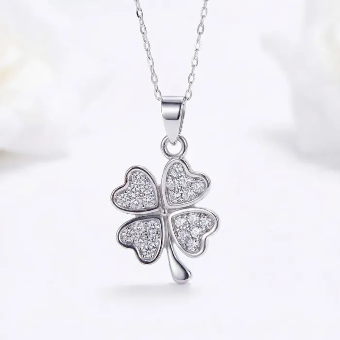 Romantický náhrdelník s něžným čtyřlístkem a krystaly Swarovski®