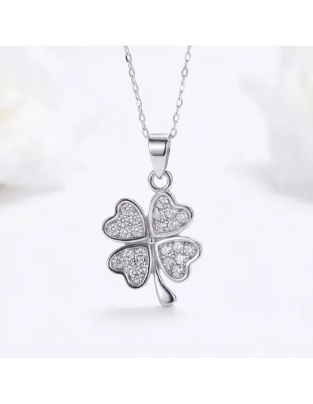 Romantický náhrdelník s něžným čtyřlístkem a krystaly Swarovski®