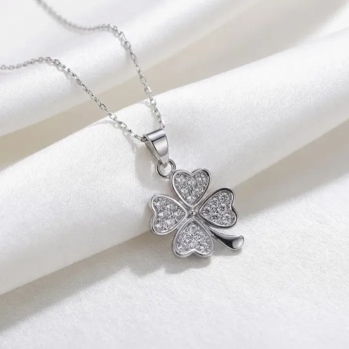 Romantický náhrdelník s něžným čtyřlístkem a krystaly Swarovski®