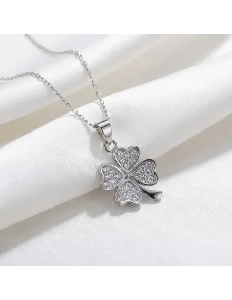 Romantický náhrdelník s něžným čtyřlístkem a krystaly Swarovski®