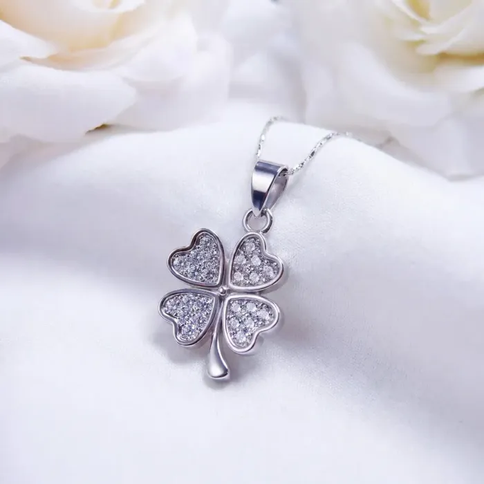 Náhrdelník Něžný čtyřlístek pro štěstí s krystaly Swarovski®